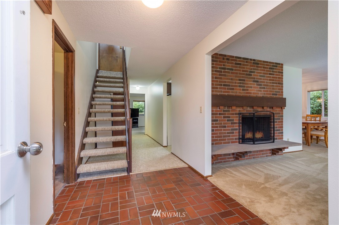 9022 Ridgeview Circle West University Place, WA 98466 - Photo 2 of 25 Gallery Image 2