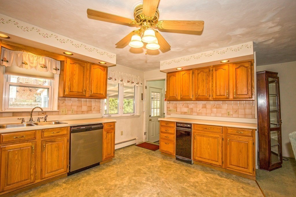 141 Oxford Road Holyoke, MA 01040 - Photo 6 of 26
