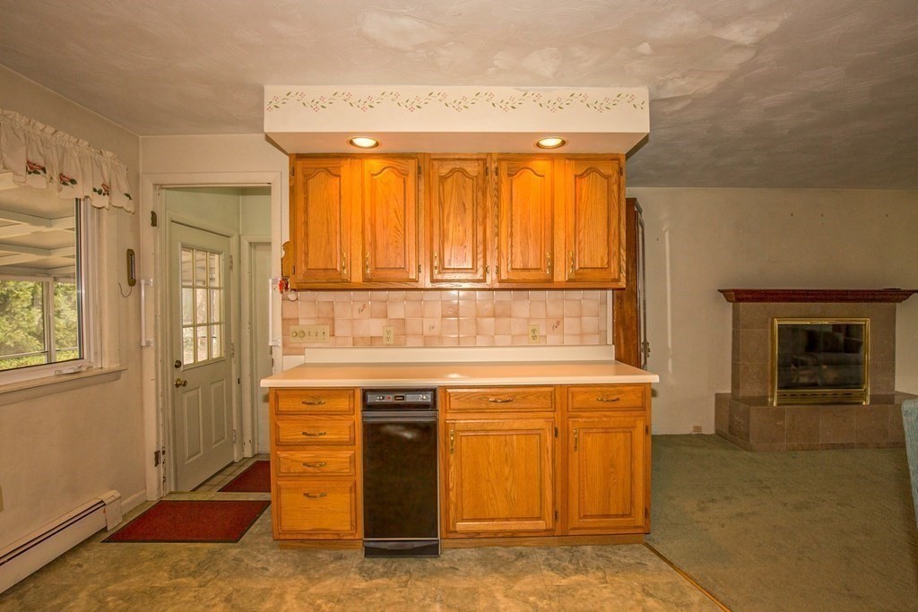 141 Oxford Road Holyoke, MA 01040 - Photo 7 of 26
