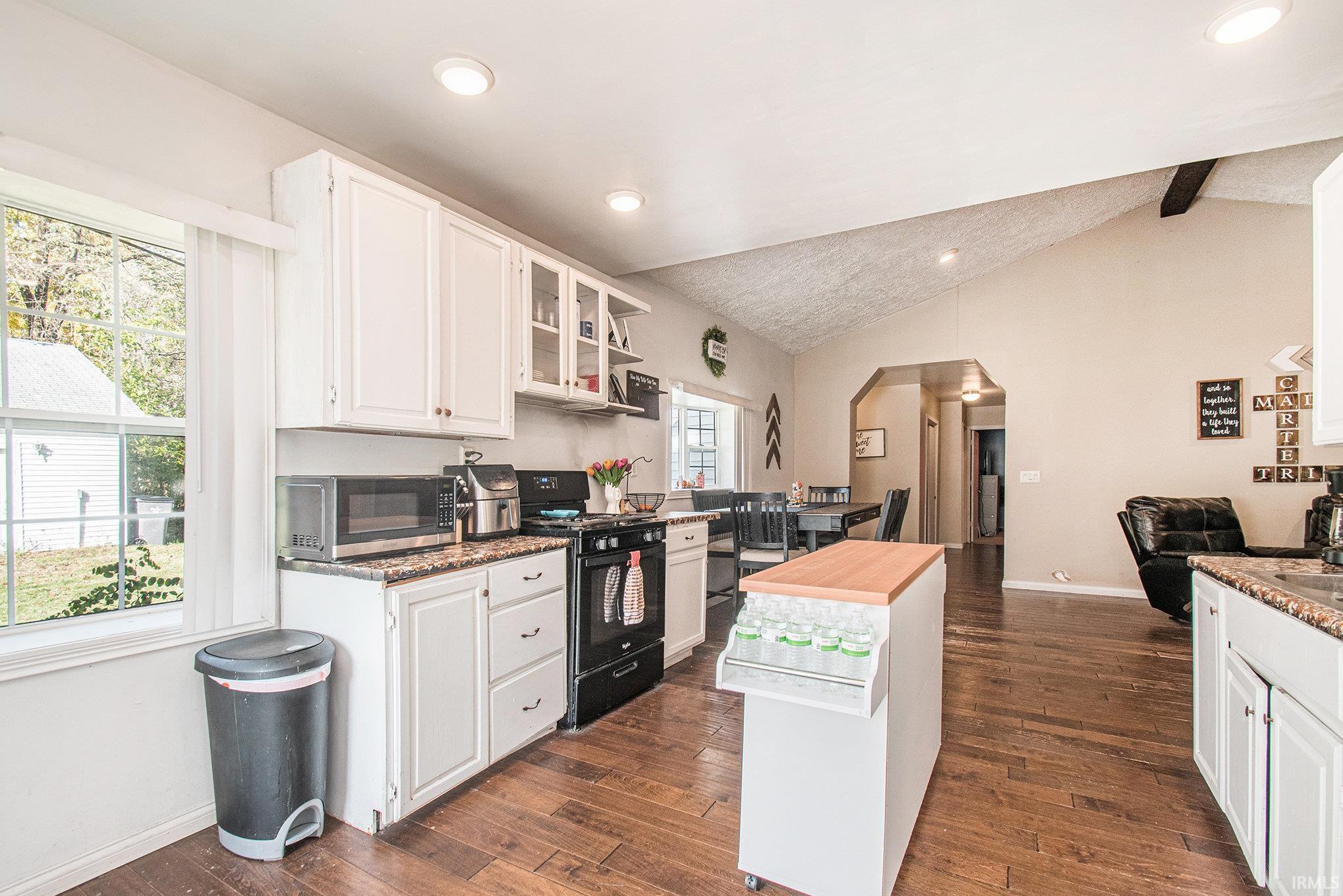 57502 Oakside Road Mishawaka, IN 46544 - Photo 4 of 25 Gallery Image 4