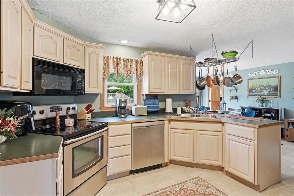 618 Morgan Road West Springfield, MA 01089 - Photo 14 of 38