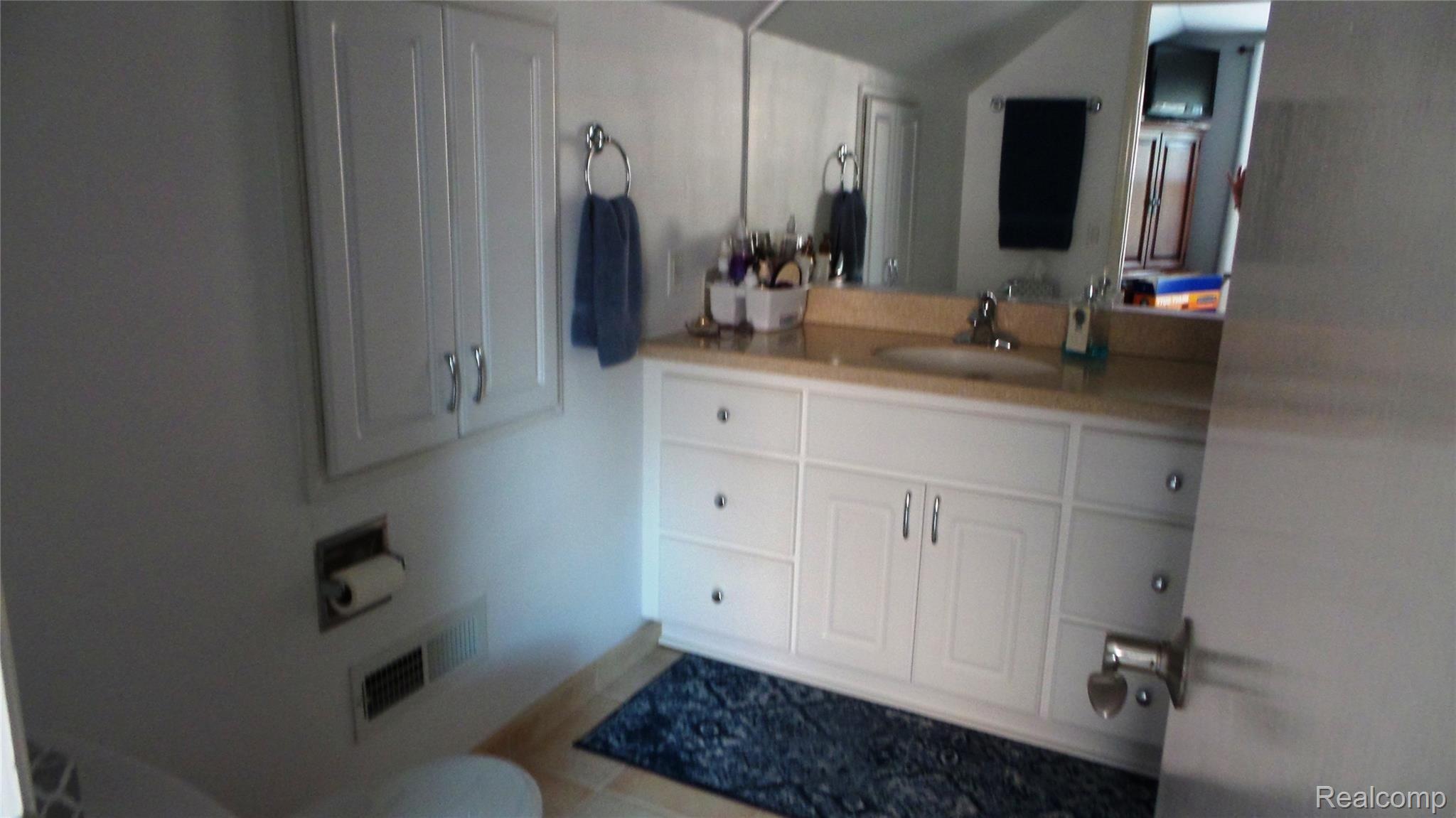 905 Cook Road Grosse Pointe, MI 48236 - Photo 15 of 38 Master bathroom.jpg