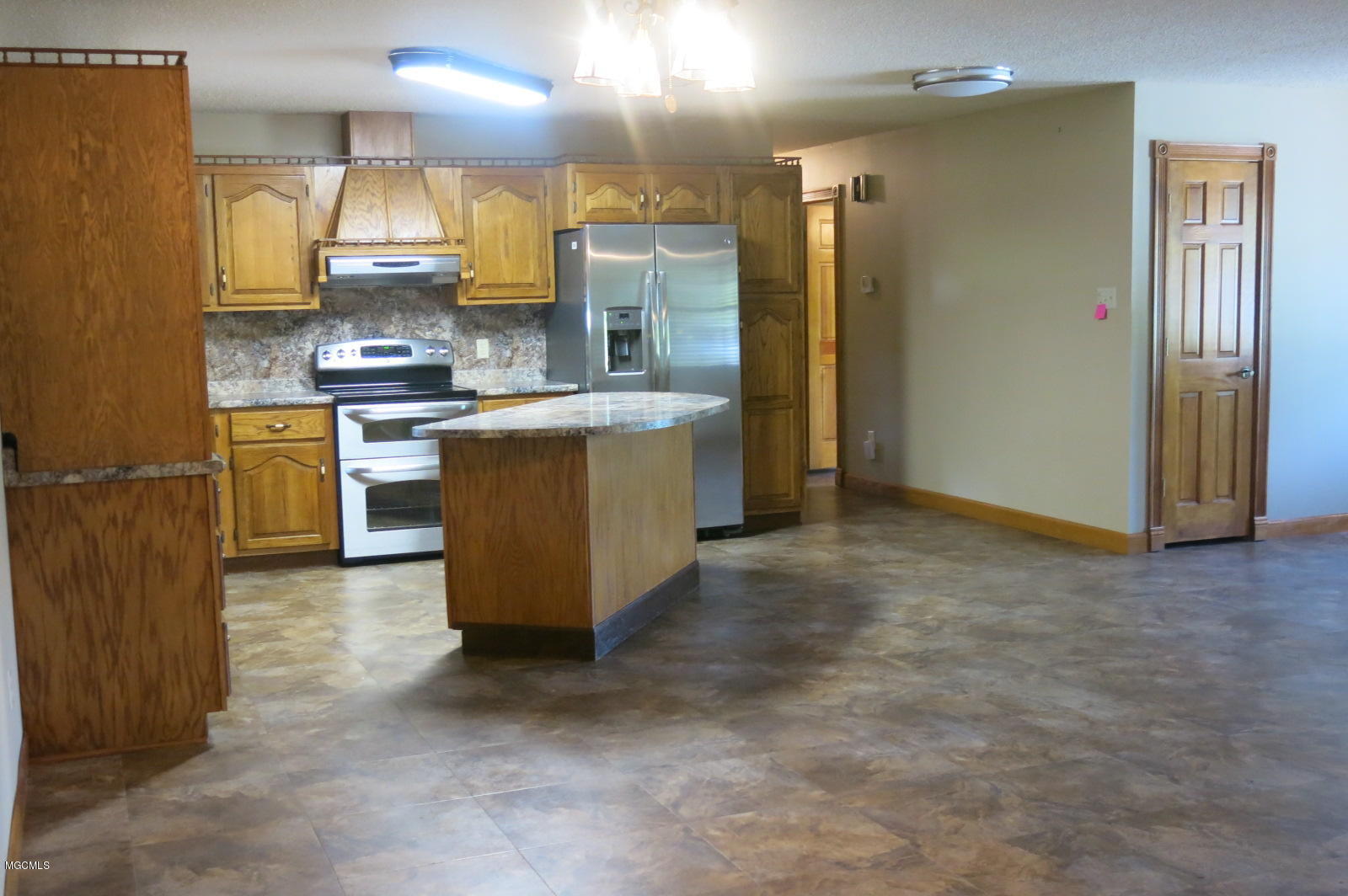 6124 Wildwood Road Moss Point, MS 39562 - Photo 18 of 23 Kitchen & Dining