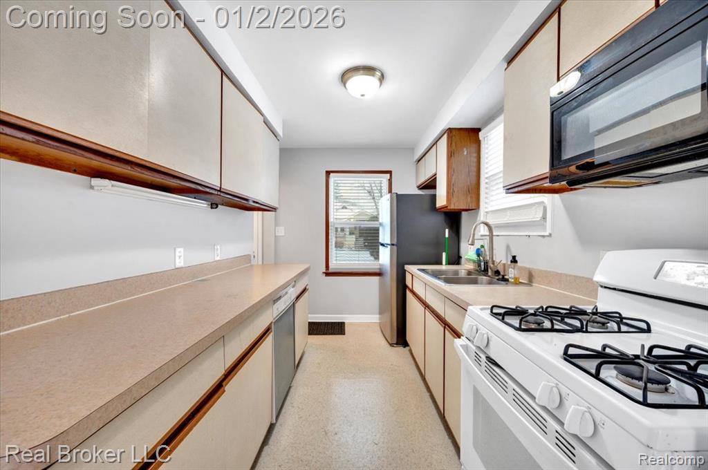1634 Crooks Road Royal Oak, MI 48067 - Photo 15 of 26