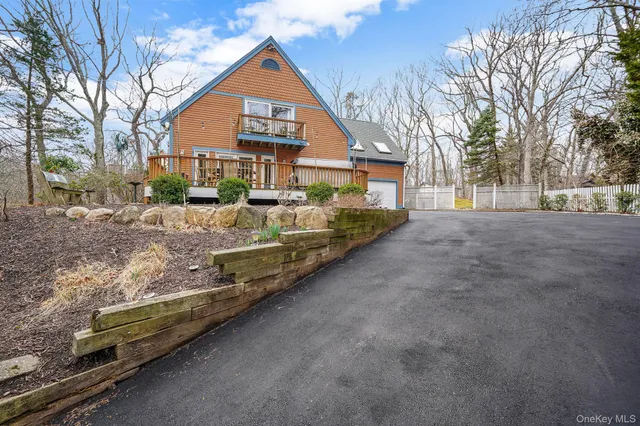 a view of a outdoor space in front of a house