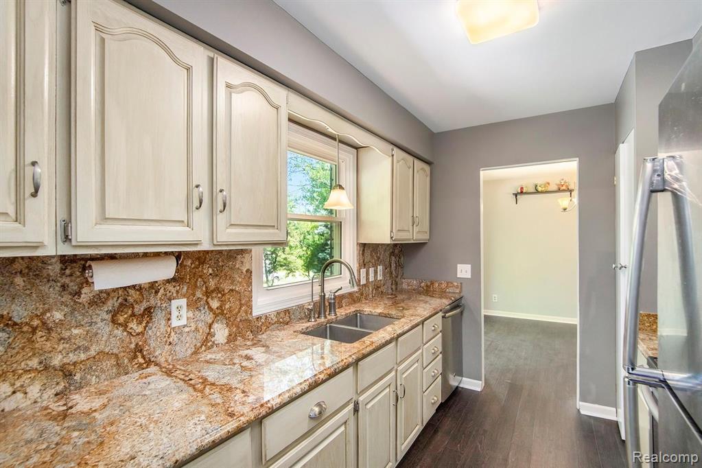 1910 Hadley Road Lapeer, MI 48446 - Photo 6 of 44