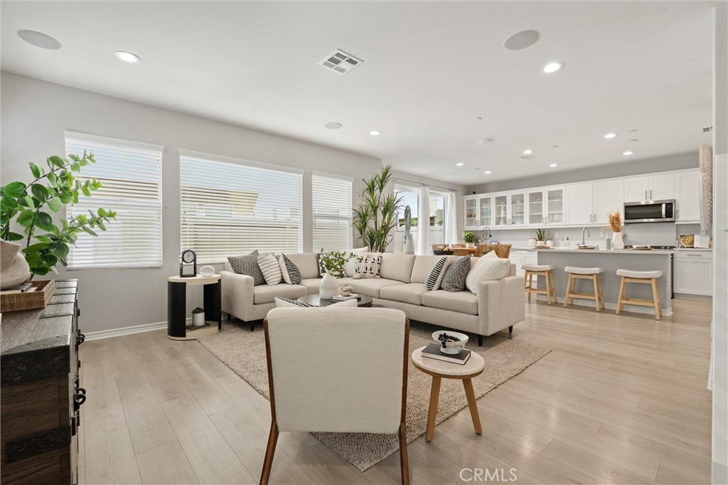 250 West Ridgewood Street Long Beach, CA 90805 - Photo 5 of 44