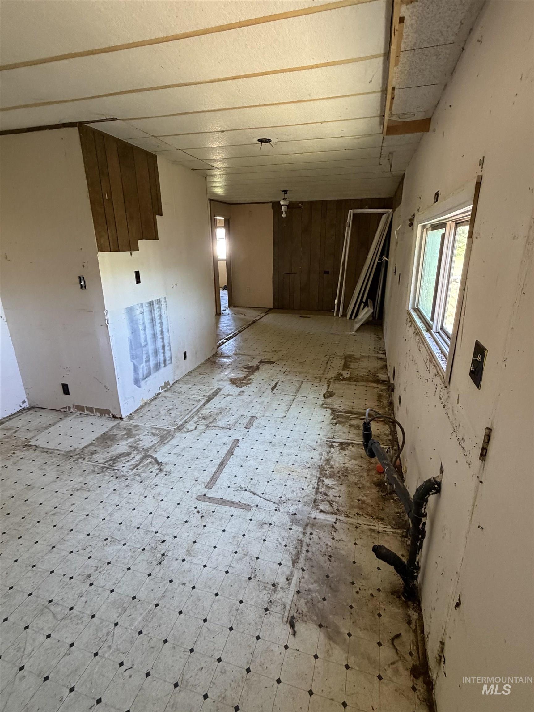 770 Dolson Lane Eagle, ID 83616 - Photo 6 of 11 Interior space featuring exposed plumbing, existing window, and patterned floor covering