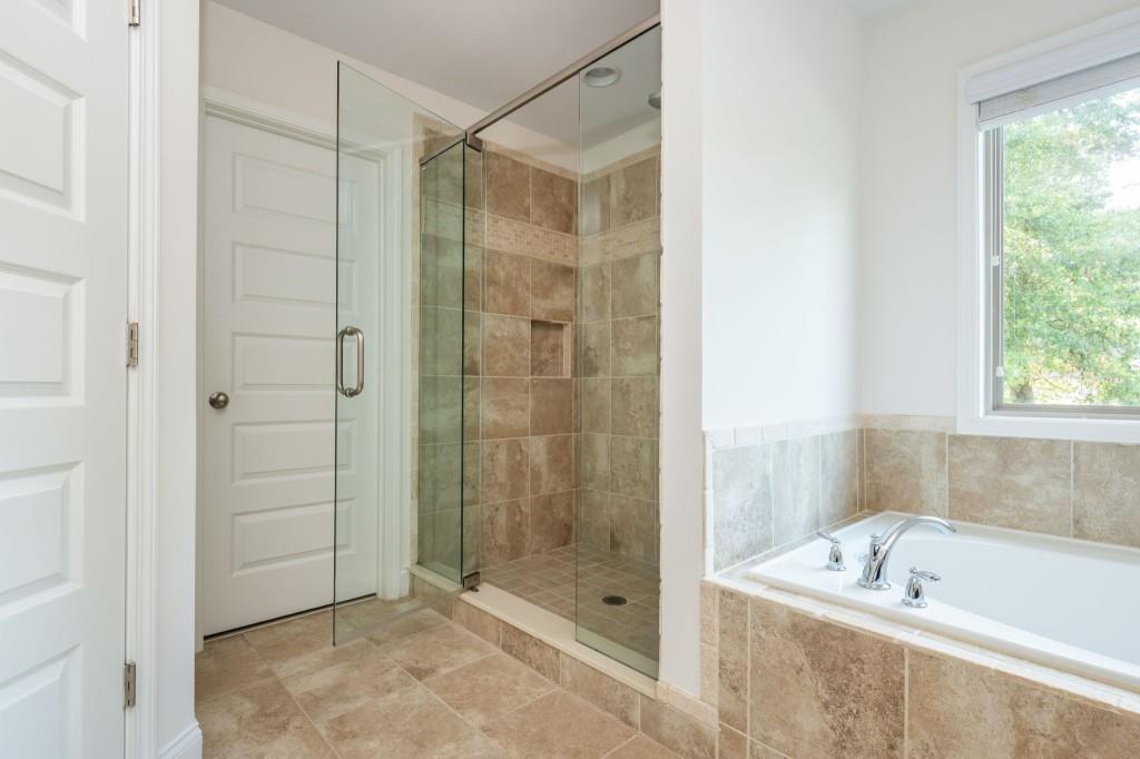 371 Hooper Street Southeast Atlanta, GA 30317 - Photo 22 of 29 a bathroom with a shower and a bathtub
