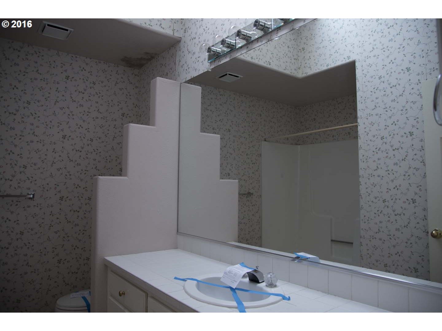 7290 Southwest Lakeside Loop Wilsonville, OR 97070 - Photo 11 of 16 Bathroom