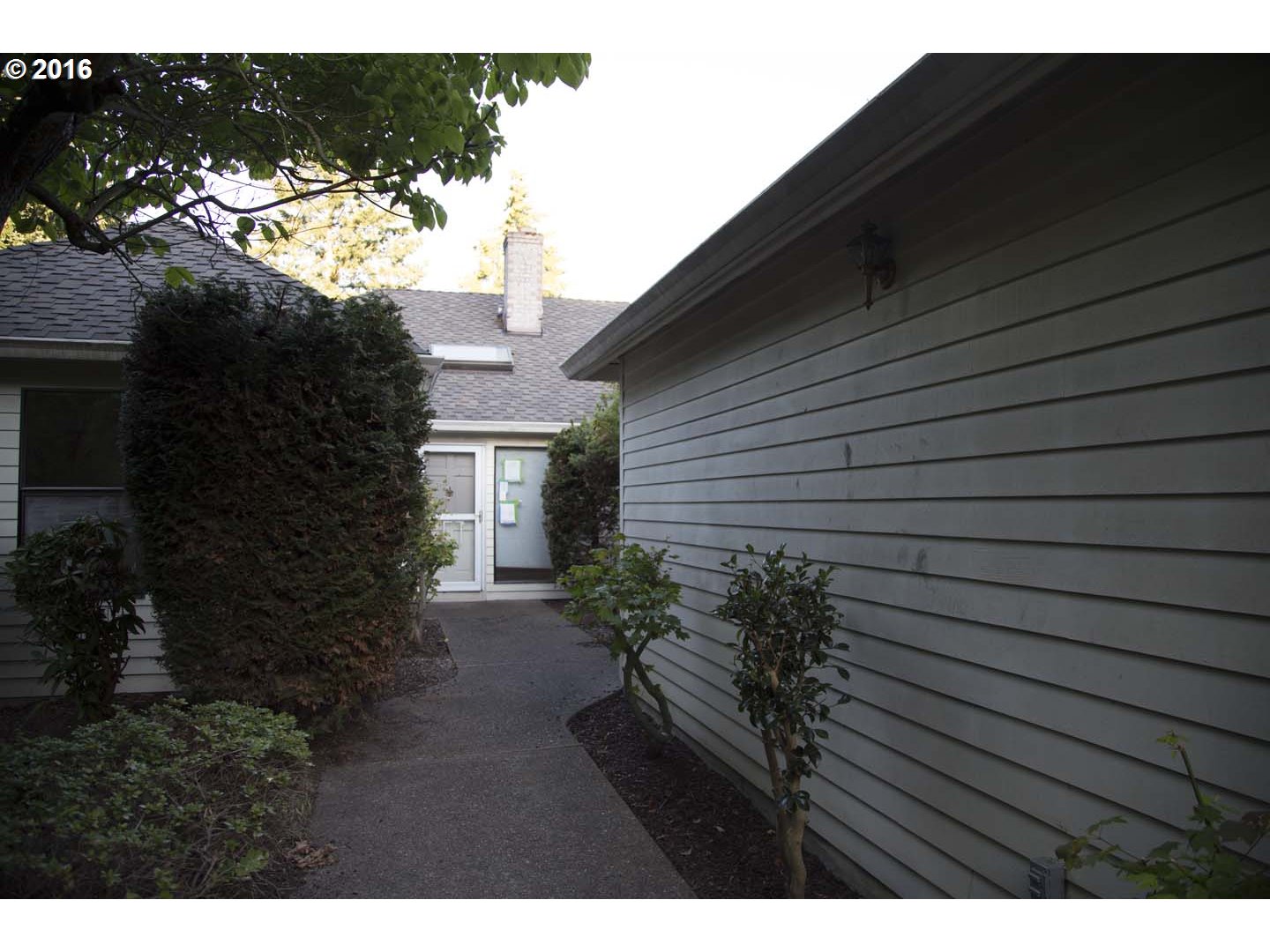 7290 Southwest Lakeside Loop Wilsonville, OR 97070 - Photo 2 of 16 Courtyard