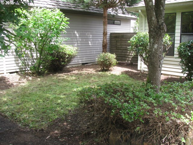 7290 Southwest Lakeside Loop Wilsonville, OR 97070 - Photo 3 of 16 Courtyard