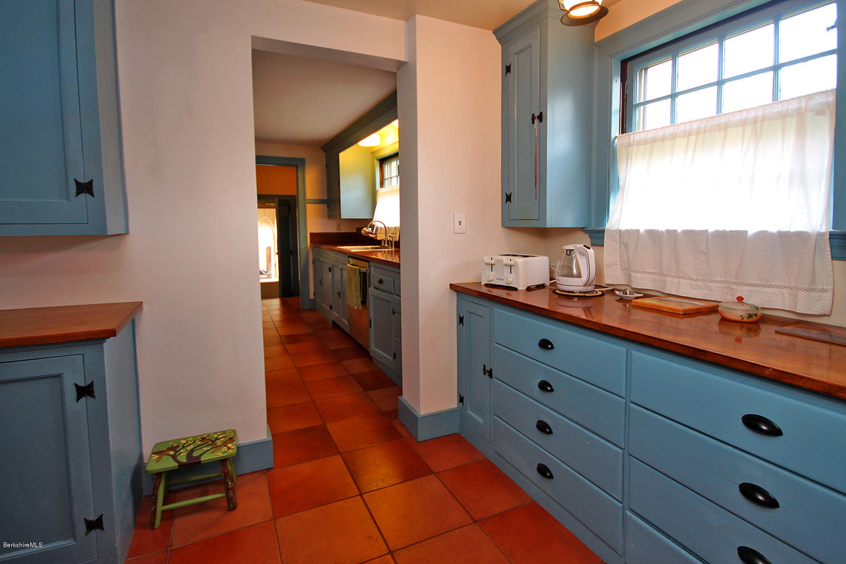 280 Holmes Road Pittsfield, MA 01201 - Photo 8 of 29 BUTLER'S PANTRY