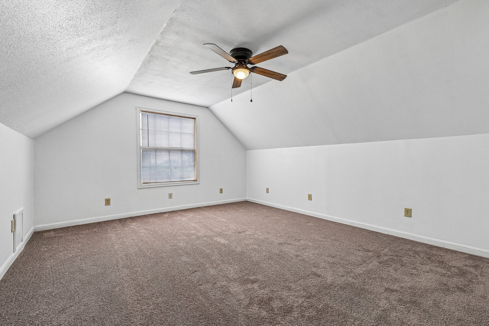 122 Dodd Preston Road Elgin, TX 78621 - Photo 26 of 37 upstairs