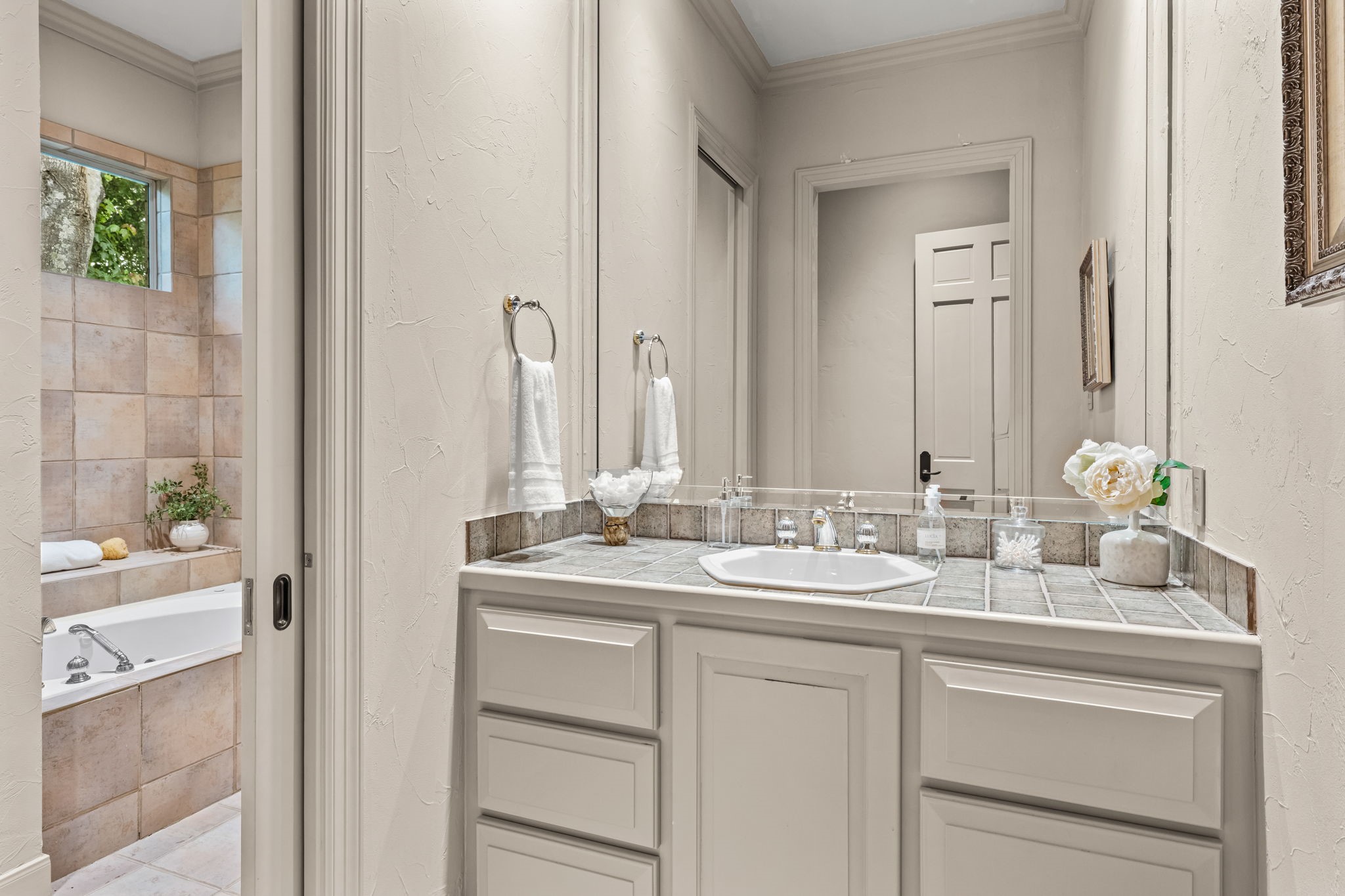 6 Mott Lane Houston, TX 77024 - Photo 39 of 50 Well-appointed secondary bath featuring a spacious vanity, ample storage, and a tub/shower combination.