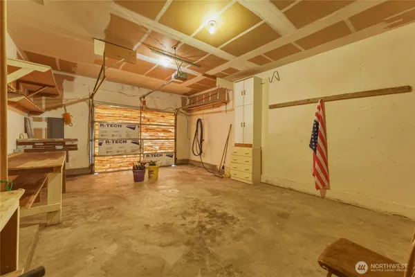 a view of a car garage of the house