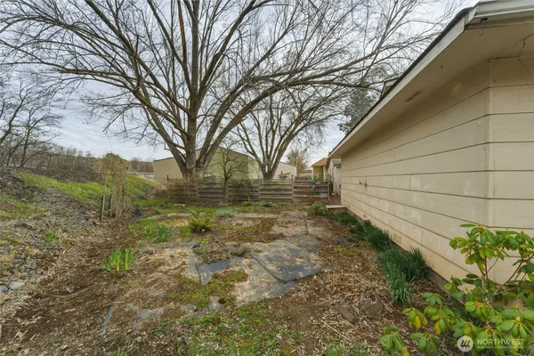 a view of a bench in a backyard