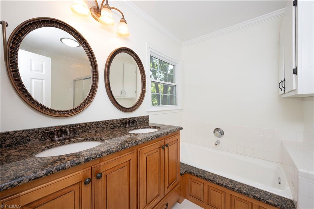 7708 Holly Field Road Clemmons, NC 27012 - Photo 21 of 50 Primary Bathroom