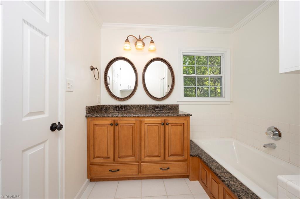 7708 Holly Field Road Clemmons, NC 27012 - Photo 22 of 50 Primary Bathroom