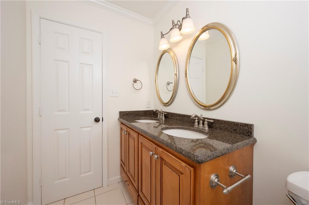 7708 Holly Field Road Clemmons, NC 27012 - Photo 26 of 50 Guest/Hall Bathroom