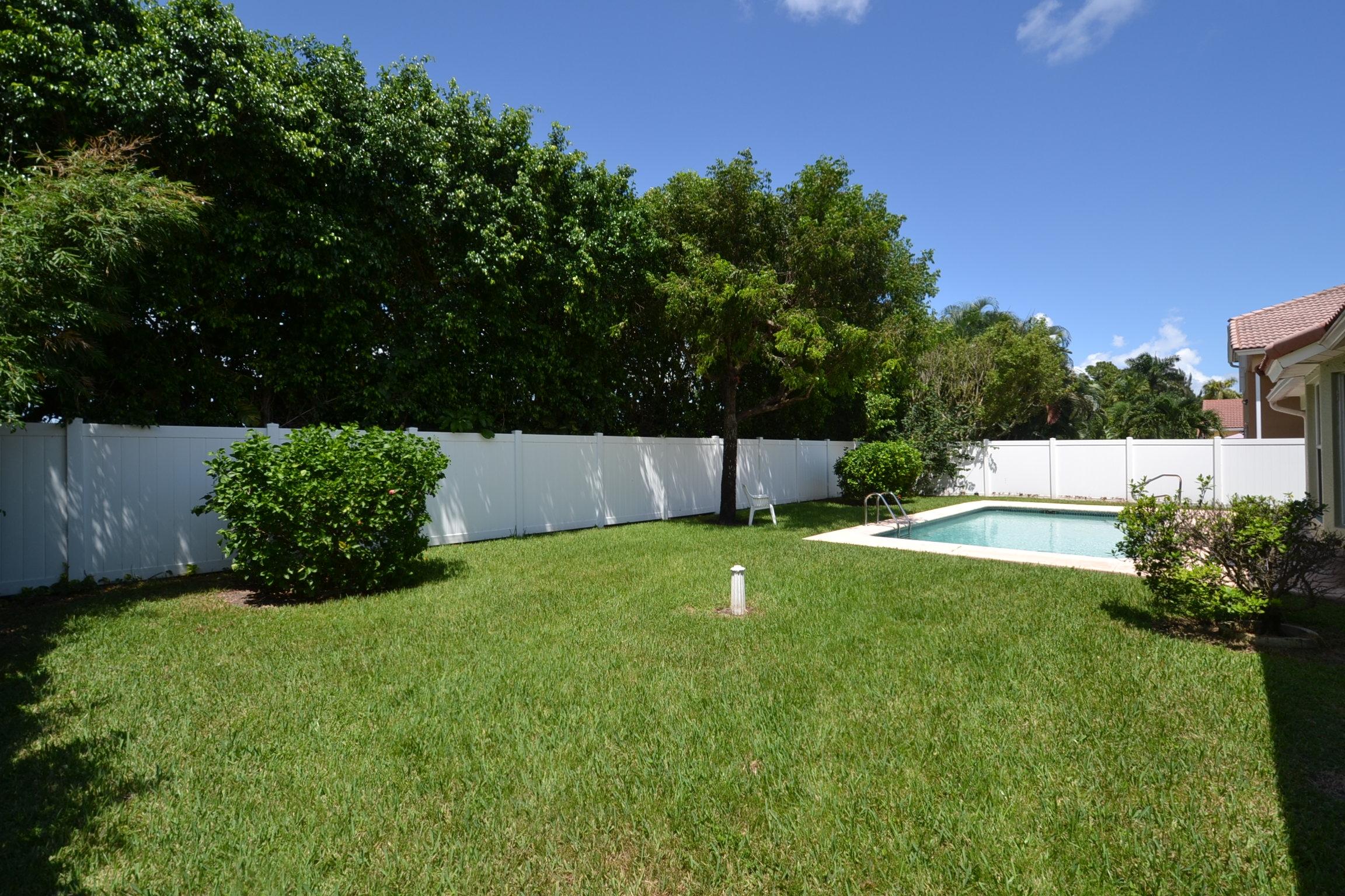 112 West Lee Road Delray Beach, FL 33445 - Photo 8 of 30 a view of a back yard