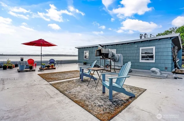 a view of a dinning table and chairs in the patio