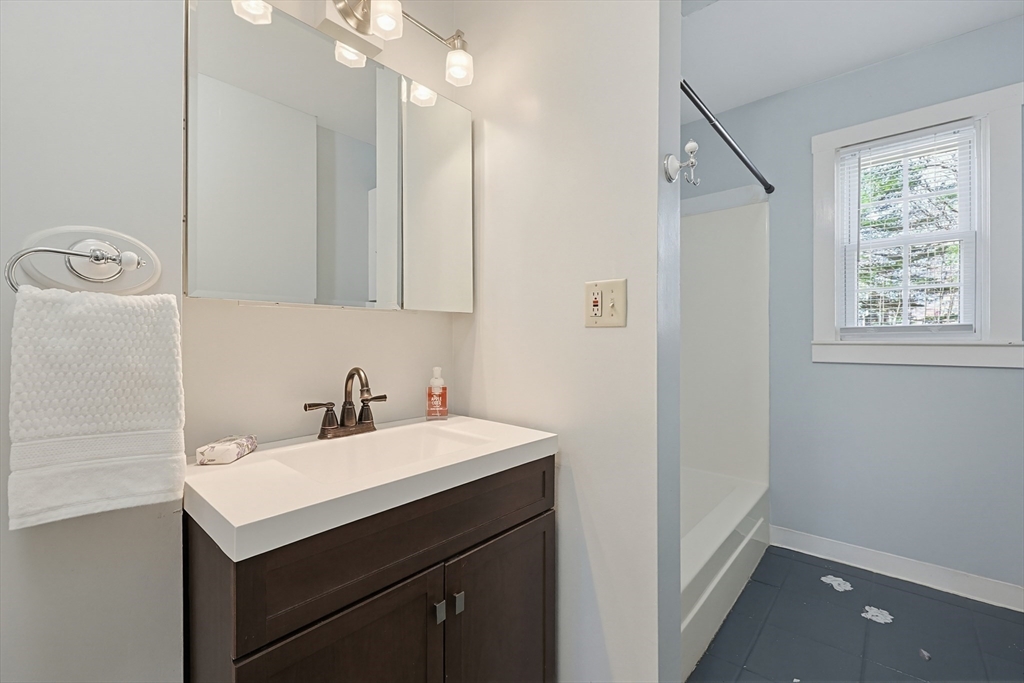 415 Pond Street Uxbridge, MA 01569 - Photo 15 of 33