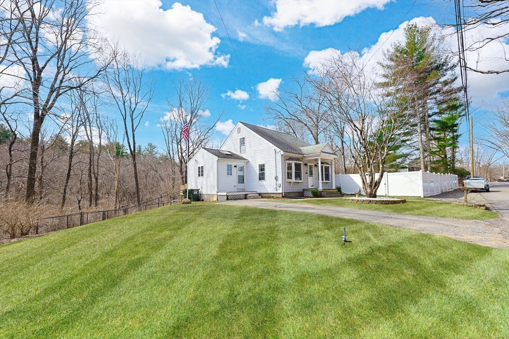 415 Pond Street Uxbridge, MA 01569 - Photo 4 of 33