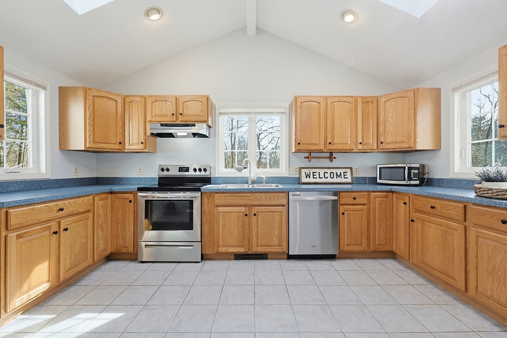 415 Pond Street Uxbridge, MA 01569 - Photo 5 of 33