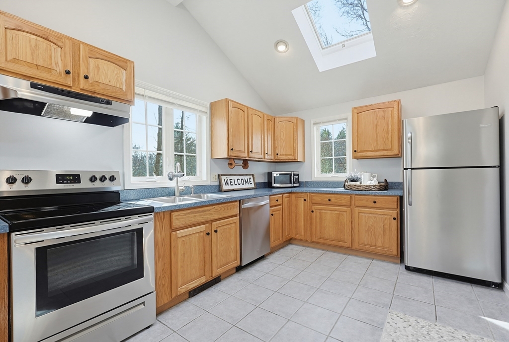 415 Pond Street Uxbridge, MA 01569 - Photo 6 of 33