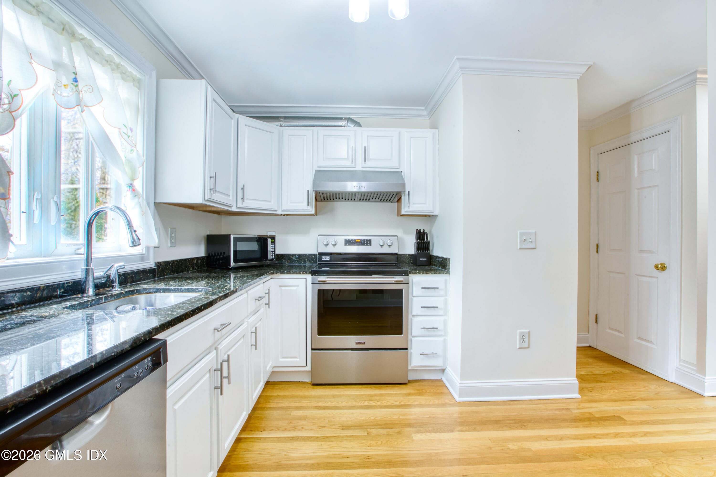39 Maple Tree Avenue, Unit 40 Stamford, CT 06906 - Photo 8 of 22 39 Maple tree kitchen side
