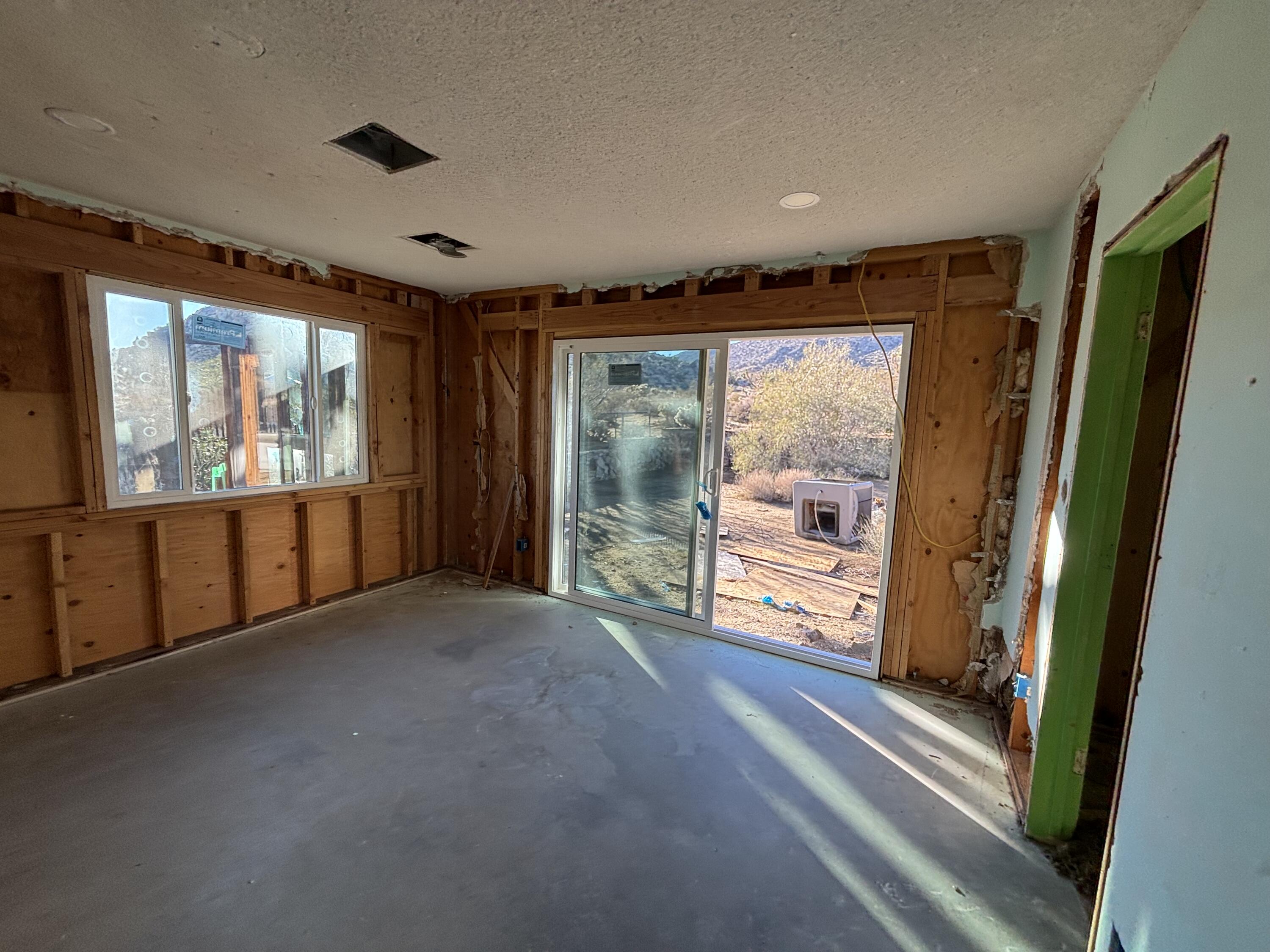 60959 Prescott Trail Joshua Tree, CA 92252 - Photo 21 of 30 a view of an empty room with a window