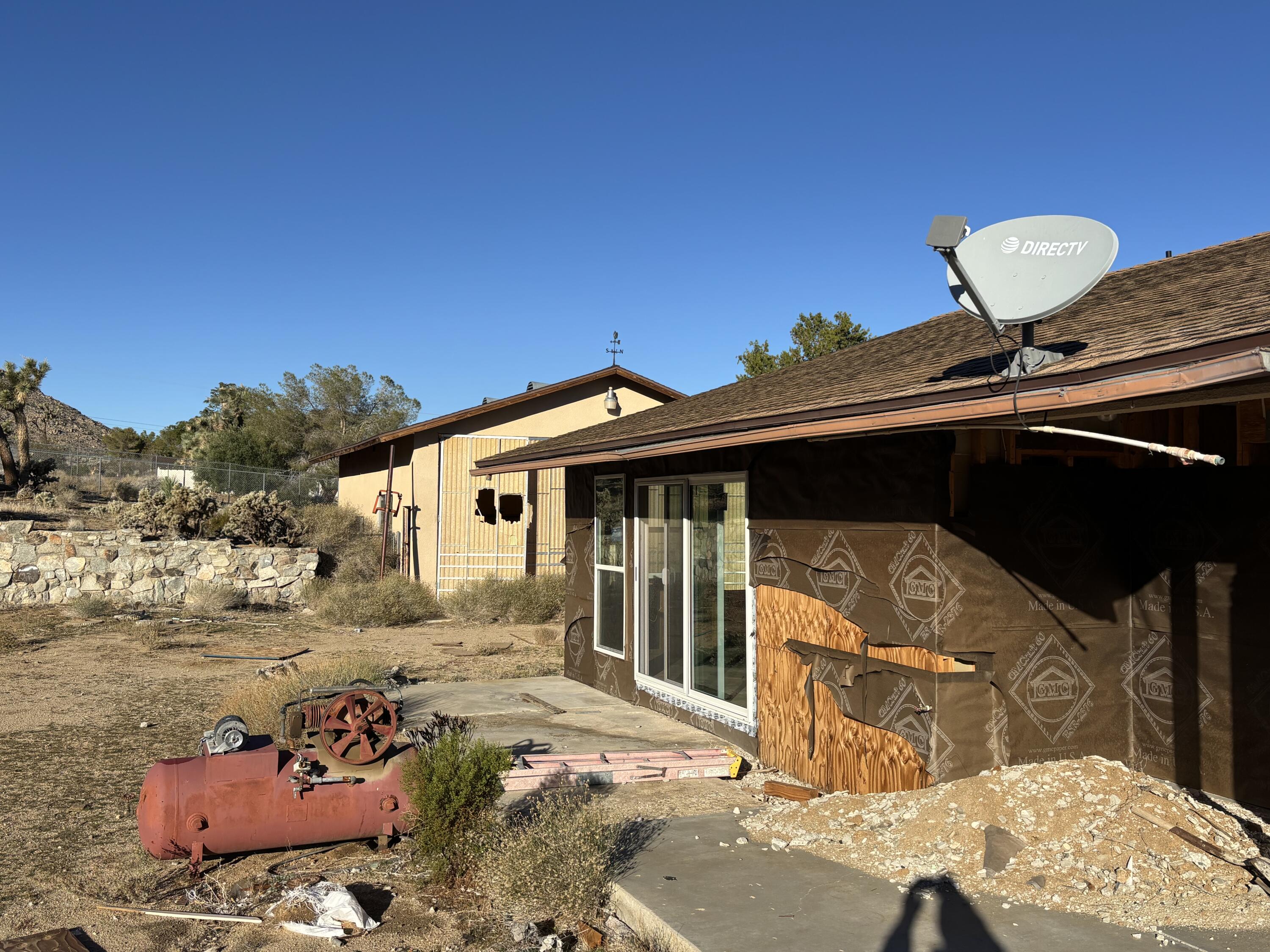 60959 Prescott Trail Joshua Tree, CA 92252 - Photo 26 of 30 a front view of a house with a yard