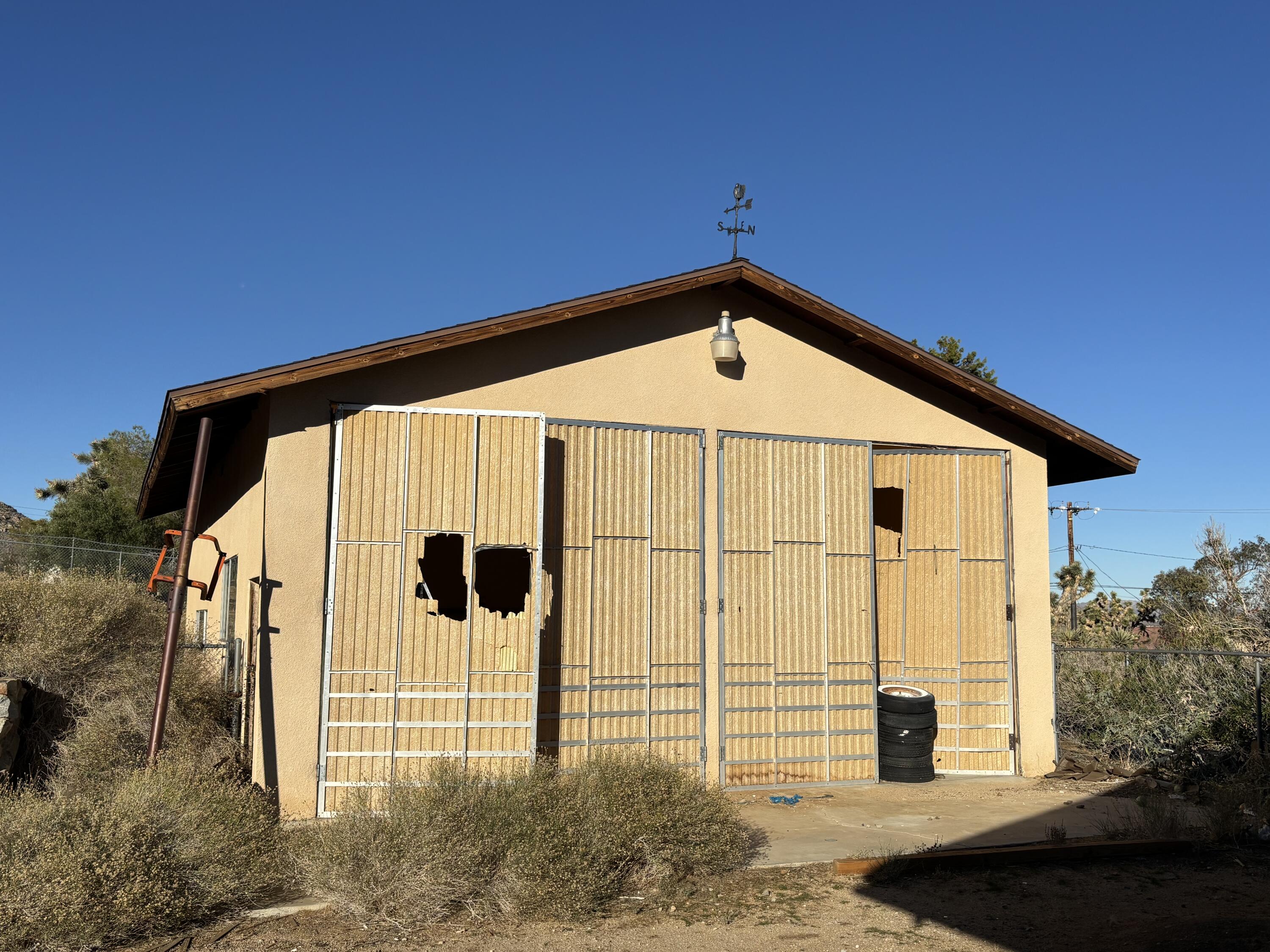 60959 Prescott Trail Joshua Tree, CA 92252 - Photo 27 of 30 a front view of a house with a yard