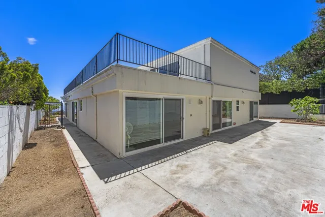 a view of back yard of the house