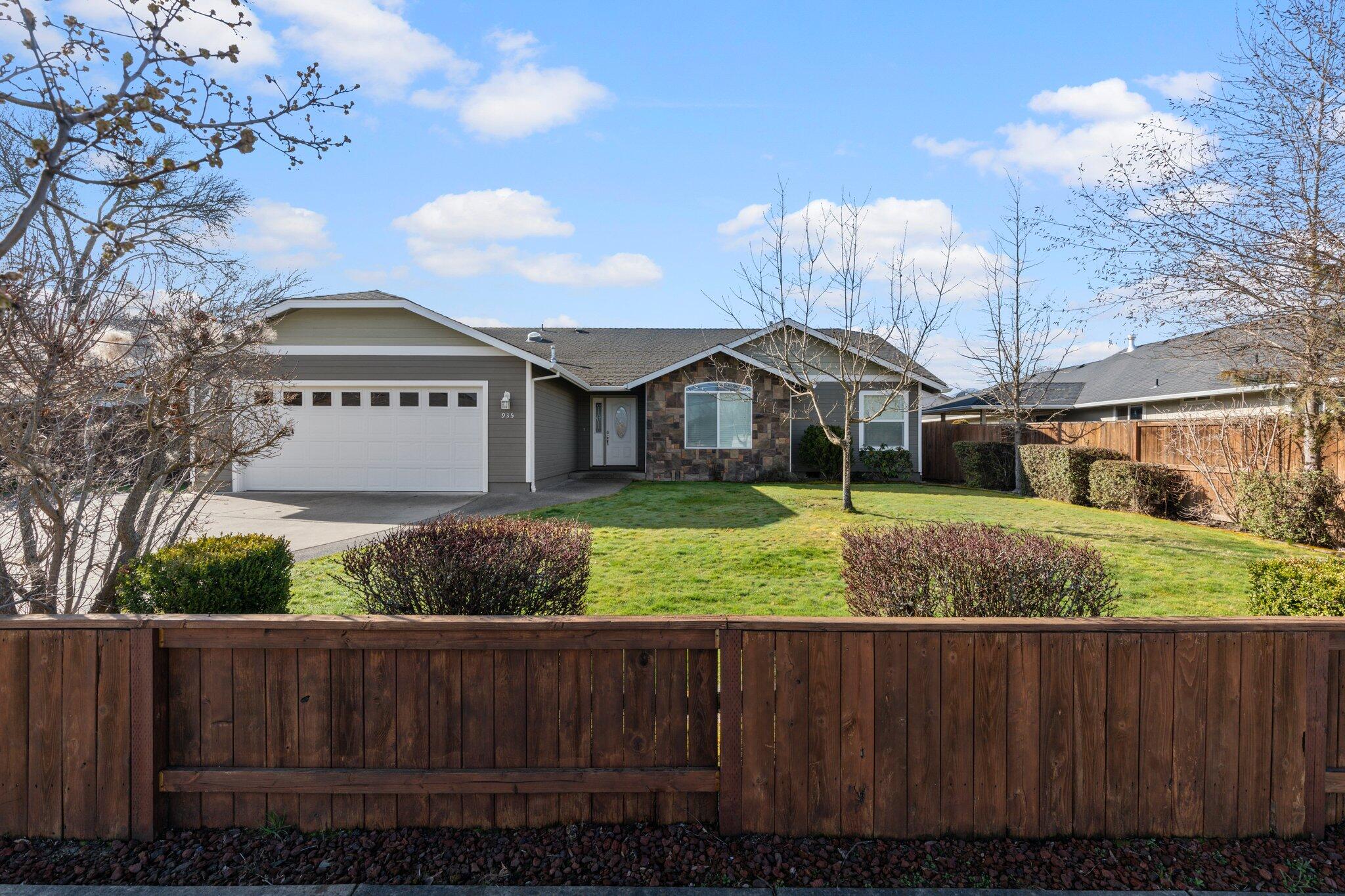 935 West Harbeck Road Grants Pass, OR 97527 - Photo 2 of 27 1-web-or-mls-WCIL0003