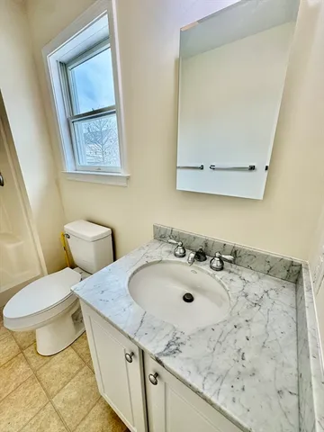 $3,000 | 7 J Street, Unit TOP, Hull, MA 02045