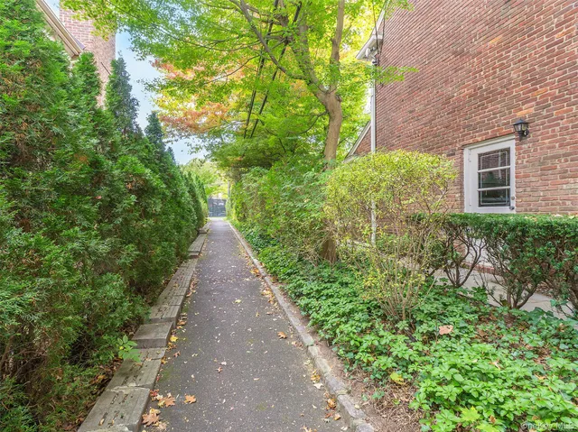 $2,175,000 | 38 Wensley Drive, Great Neck, NY 11021