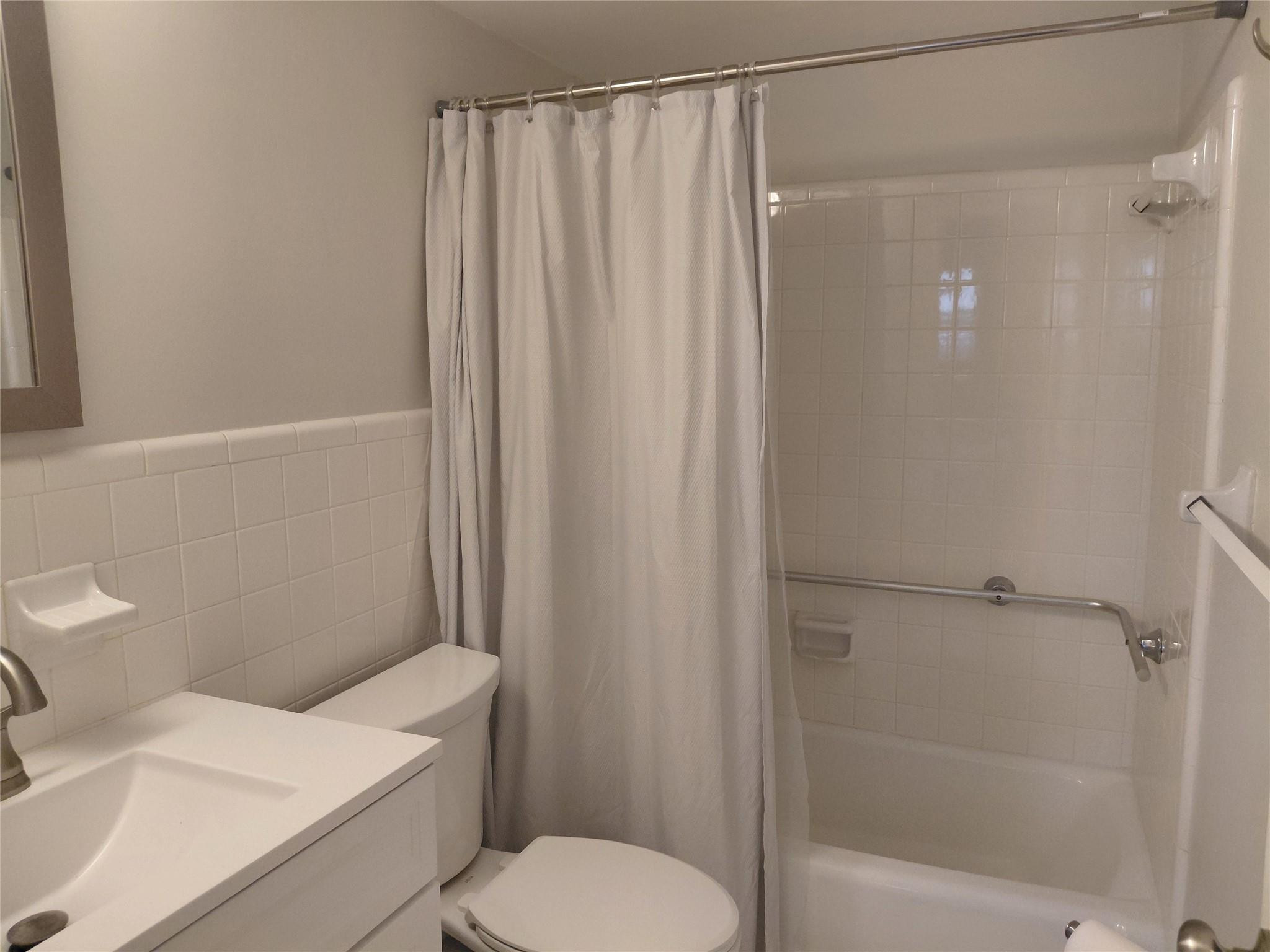1951 Northeast 39th Street, Unit 127 Lighthouse Point, FL 33064 - Photo 15 of 35 MASTER BATH