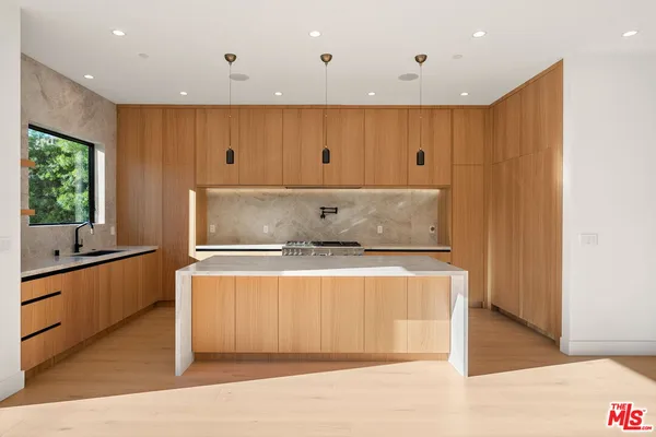 $20,000 | 3517 Redwood Avenue, Los Angeles, CA 90066