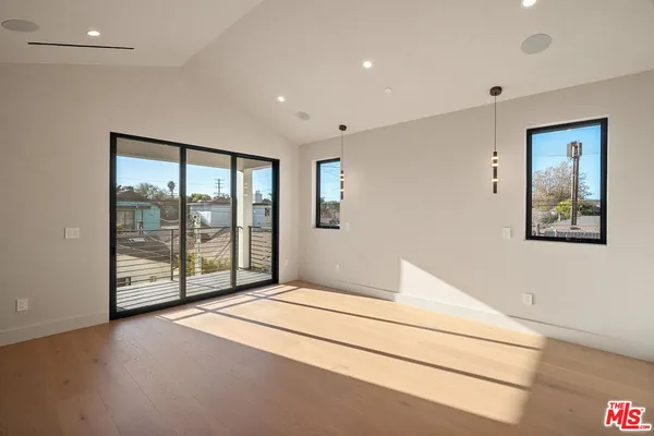 $20,000 | 3517 Redwood Avenue, Los Angeles, CA 90066