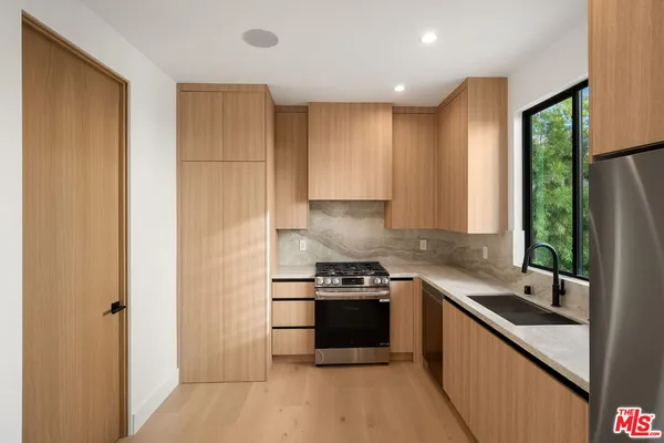 $20,000 | 3517 Redwood Avenue, Los Angeles, CA 90066