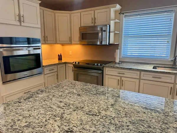 $2,000 | 789 Mt Pleasant Street, Unit 2, New Bedford, MA 02745