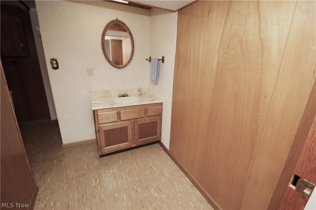 30413 Vineyard Road Willowick, OH 44095 - Photo 18 of 25 Basement full bath