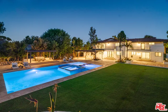 a view of a house with a backyard