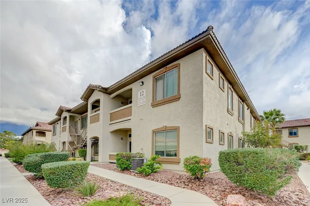 $300,000 | 2305 West Horizon Ridge Parkway, Unit 1223, Henderson, NV 89052