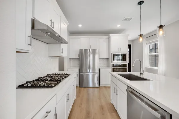 $2,290 | 430 Cherry Laurel Drive, Little Elm, TX 75068