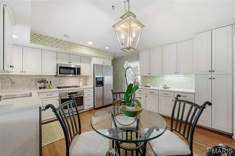 $679,000 | 2007 Firethorn Drive, St. Louis, MO 63131