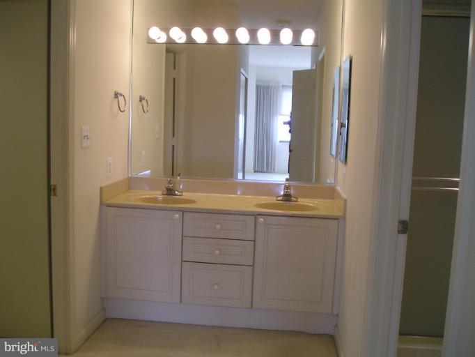 19375 Cypress Ridge Terrace, Unit 1105 Leesburg, VA 20176 - Photo 5 of 17 Bath