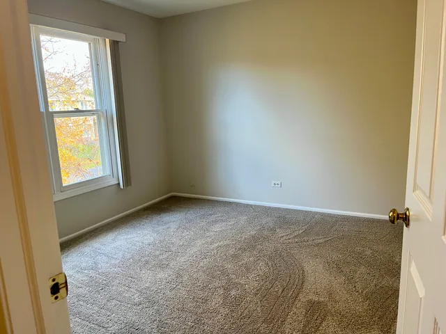 $2,400 | 240 Southwick Court, Unit 240, Vernon Hills, IL 60061